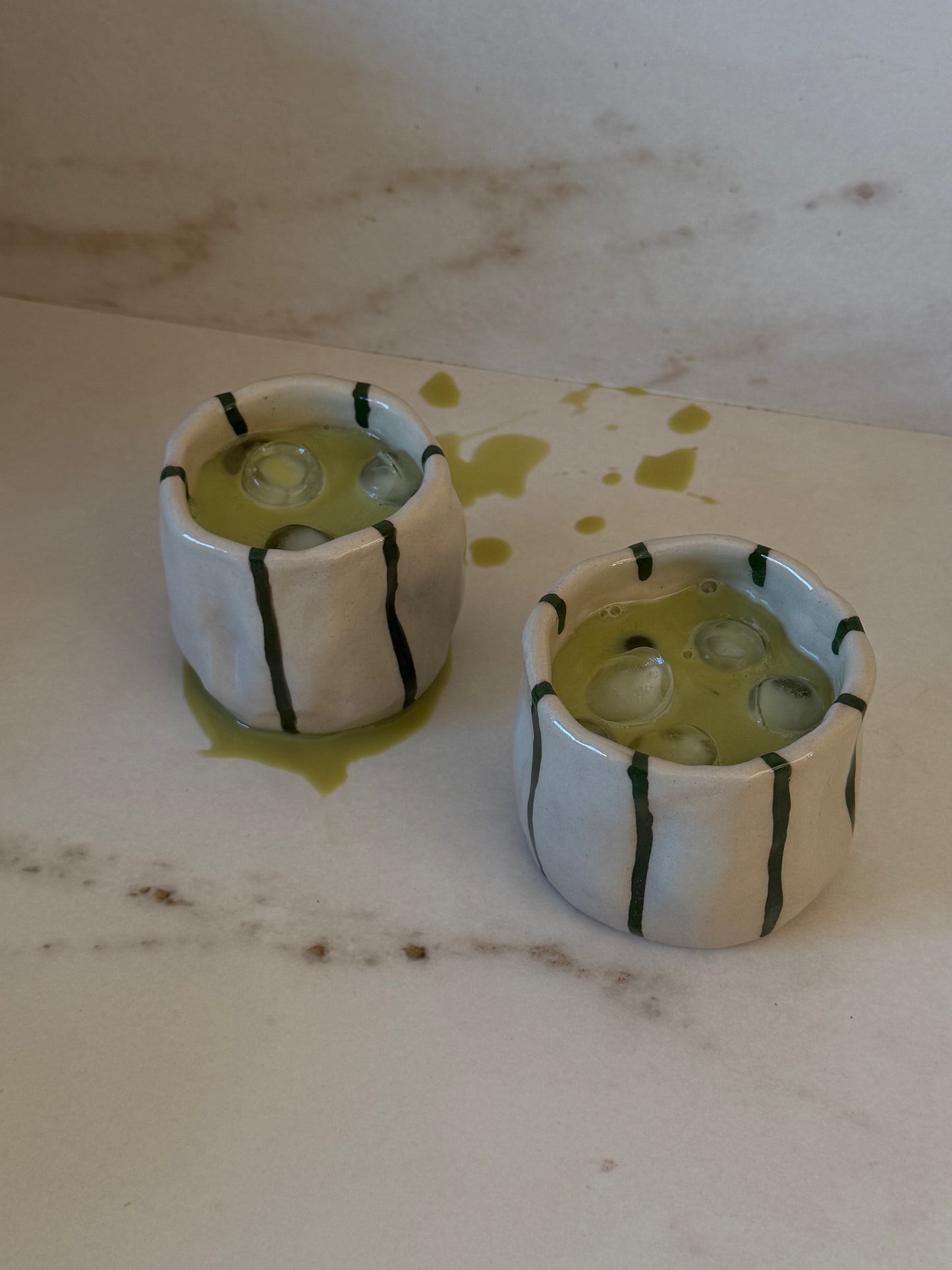 Wavy mug line olive