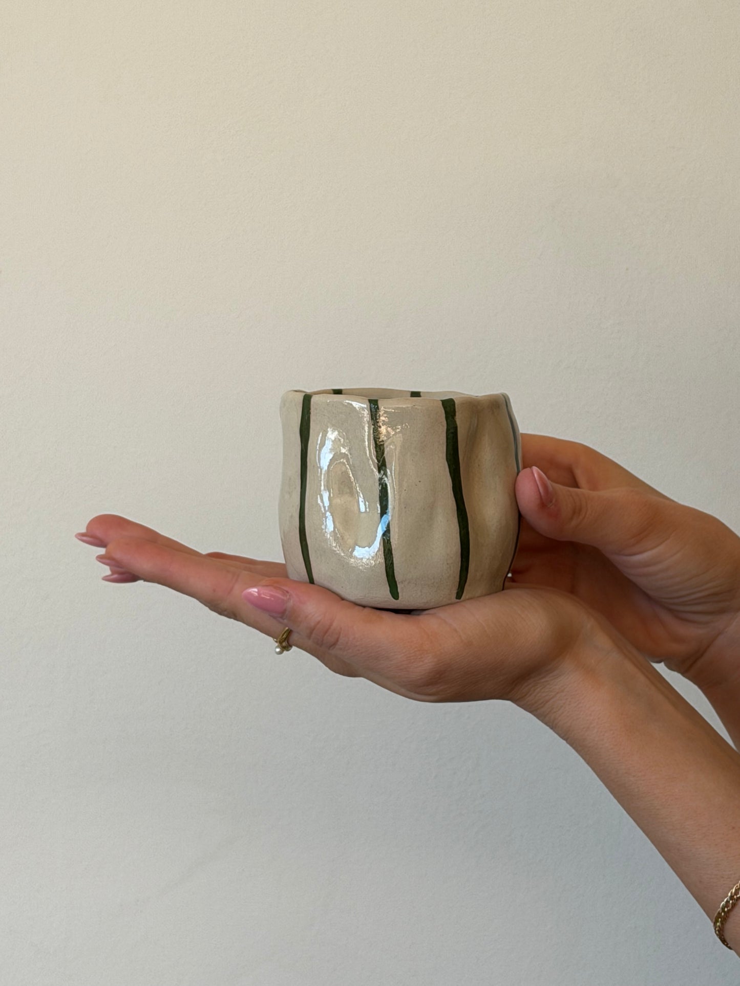 Wavy mug line olive